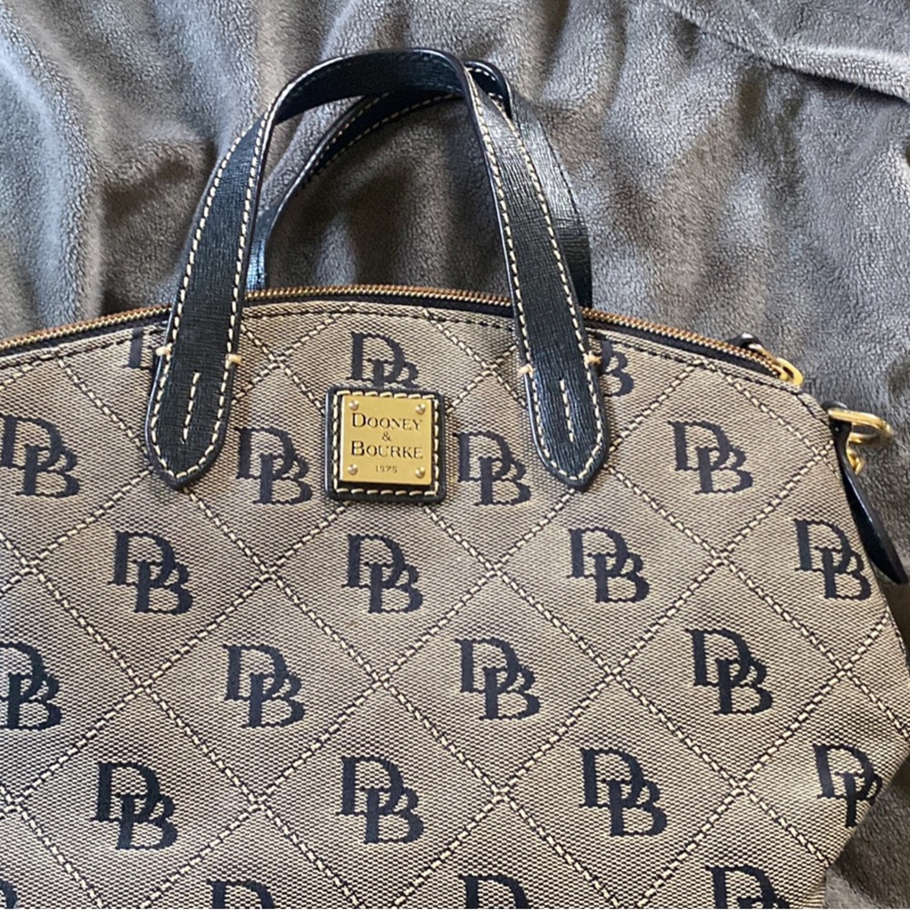 Dooney and Bourke crossbody mint condition